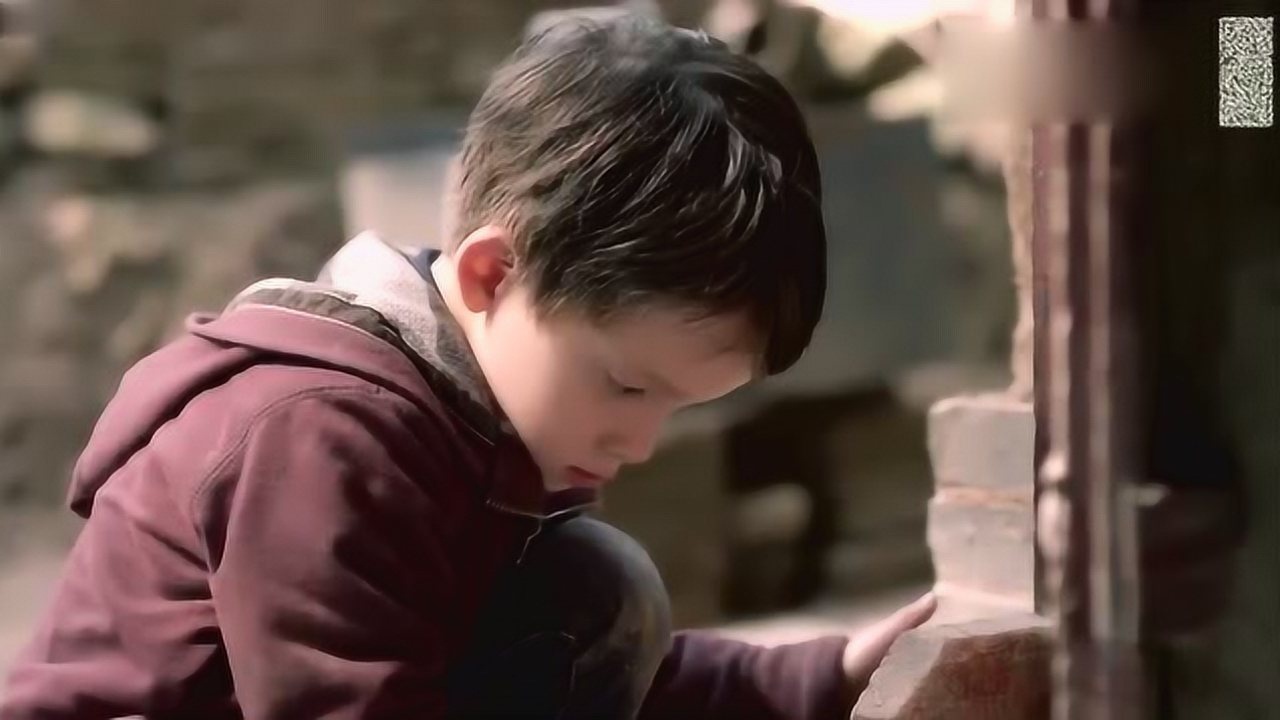 孙子从美国来 洋孙子趁爷爷睡觉,用门夹核桃,不料门框直接倒下