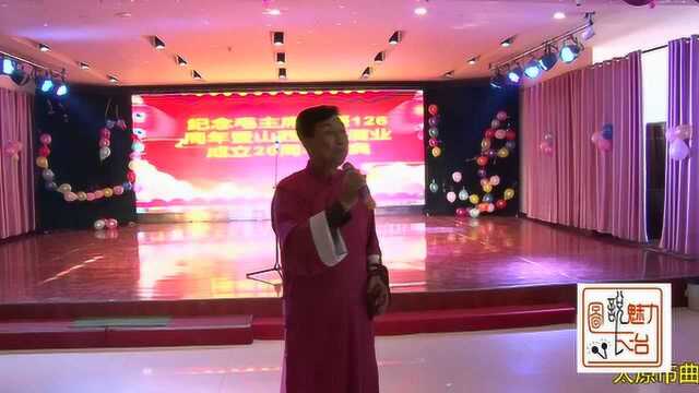 太原市曲艺家协会主席李晋平在潞仙酒业庆典上表演快板