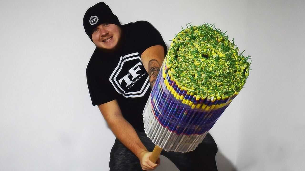 外国小伙制作超大号烟花拿在手上像个炮筒点燃之后画面简直美极了