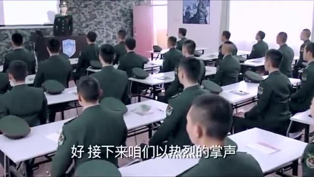 部队请来外事老师,给士兵们讲解幻灯片,一个个都获益匪浅