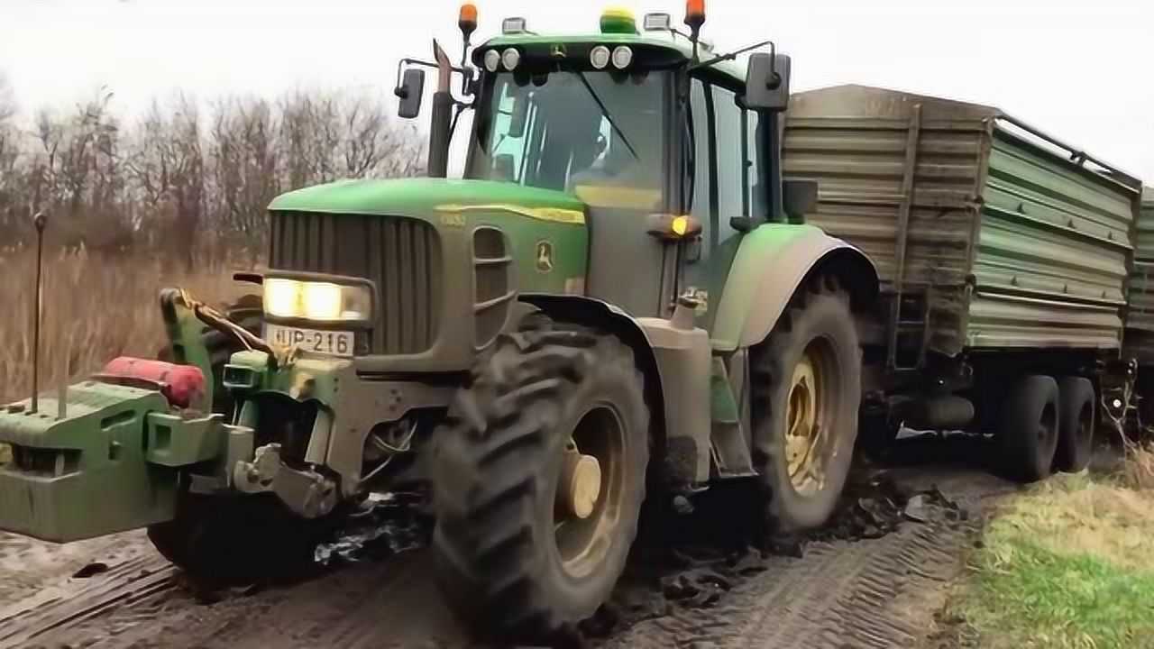 实拍约翰迪尔6930拖拉机运输甜菜,油门踩到底在泥泞道路行驶