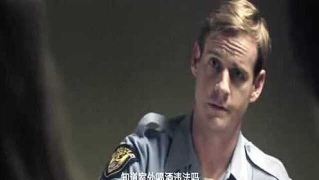 美女被关警察局,还让警察配合拍照作纪念!