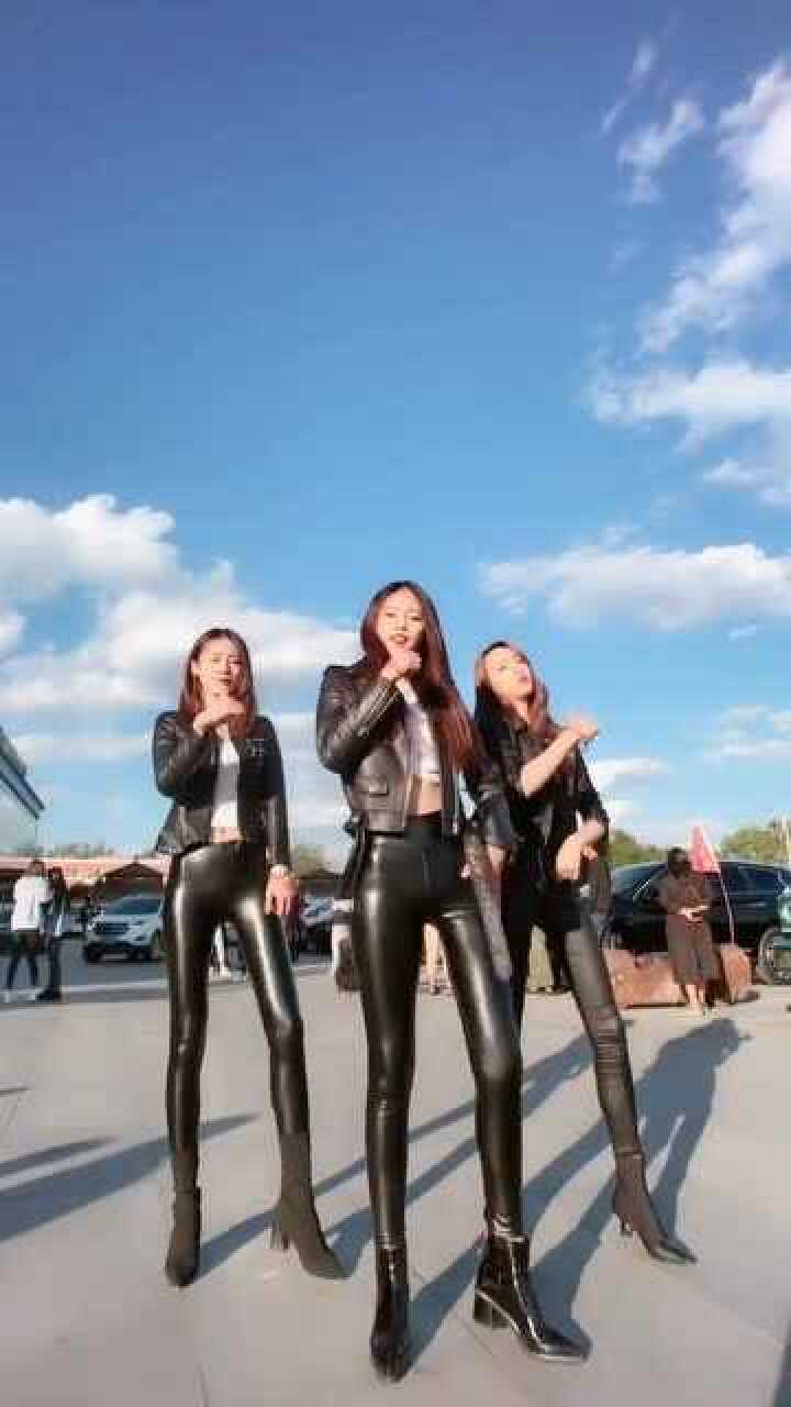 三个皮裤美女热舞画面真带感