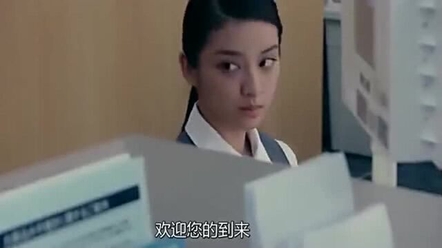 银行女员工不认得大妈,让大妈自己去取号,行长看到后脸色大变