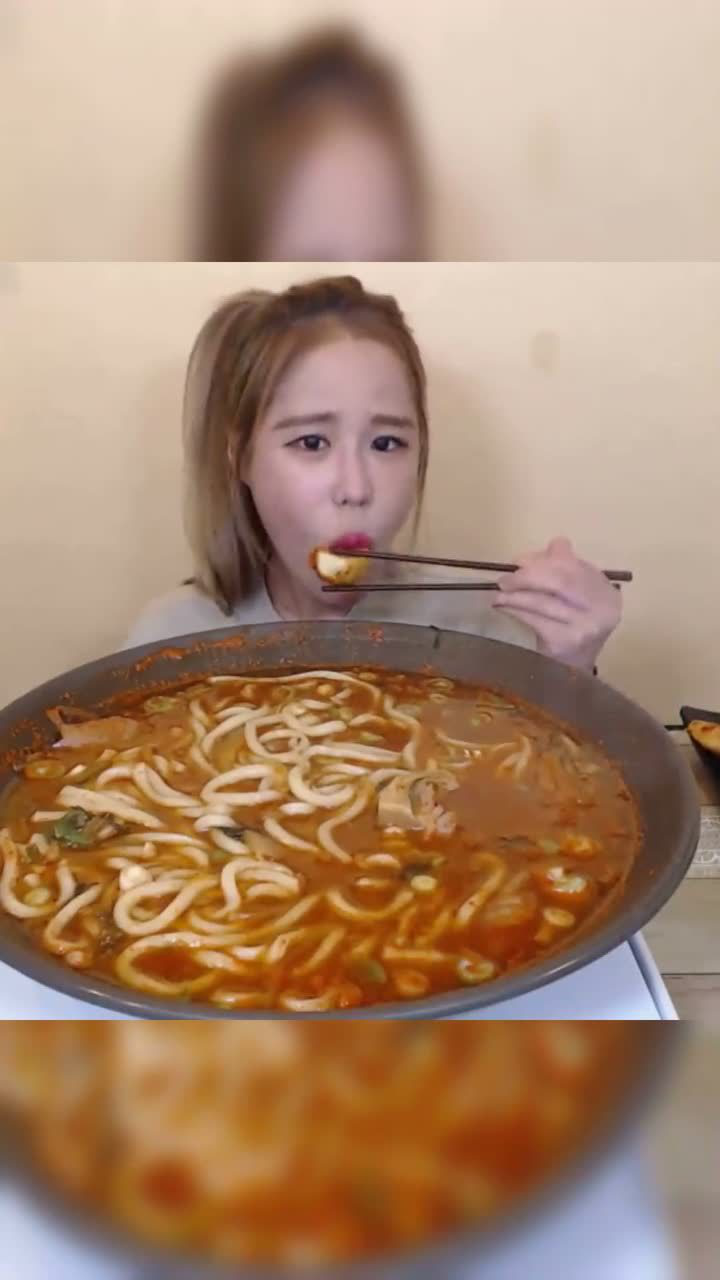 韩国吃播姐姐吃超大份米线这胃口也太好了