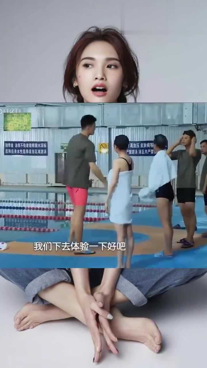 杨幂和沈梦辰一起游泳沈梦辰的身材还不如生了孩子的她