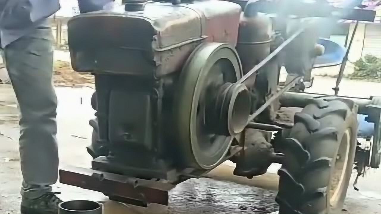 不知道这手扶拖拉机有什么毛病摇响的一瞬间总是有异响心累