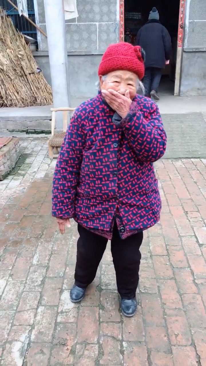 奶奶虽然年纪大了但这英语讲的真是歪瑞good
