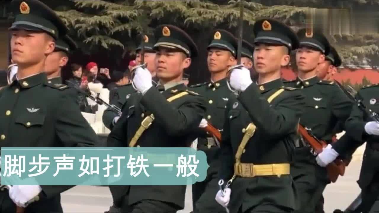 三軍儀仗隊日常訓練正步的腳步聲如打鐵一般十分整齊響亮