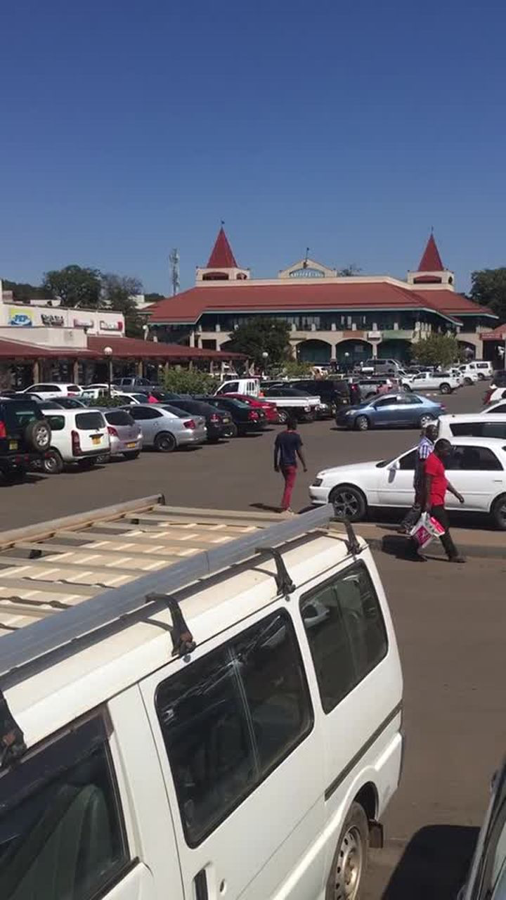 非洲的富人区,坐落着两个最大的超市