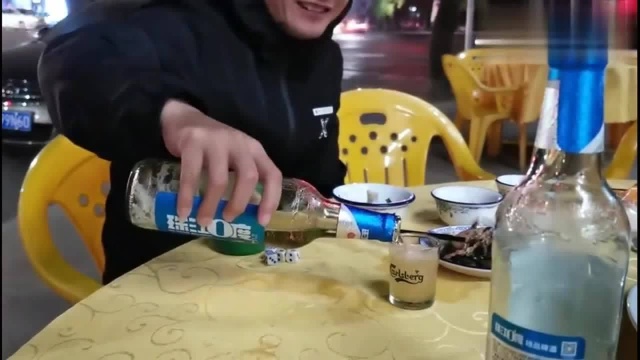 大话骰进阶玩法,两个人单挑,一盘加起来输十杯,真刺激