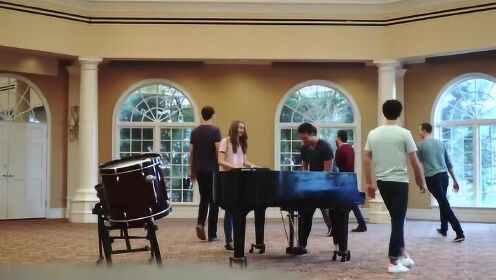 七个人同时演奏一台钢琴《Fight Song》，太有创意了