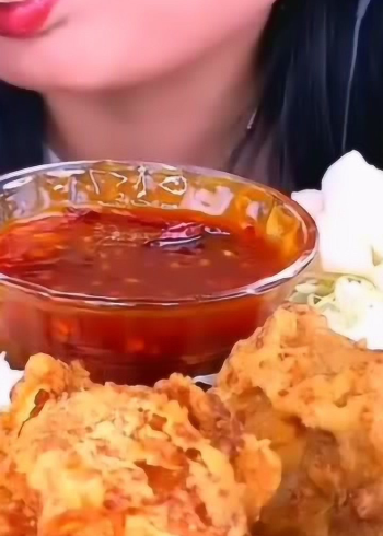 吃播,小姐姐吃炸鸡腿,听这个声音我就馋了,看完你饿了吗?