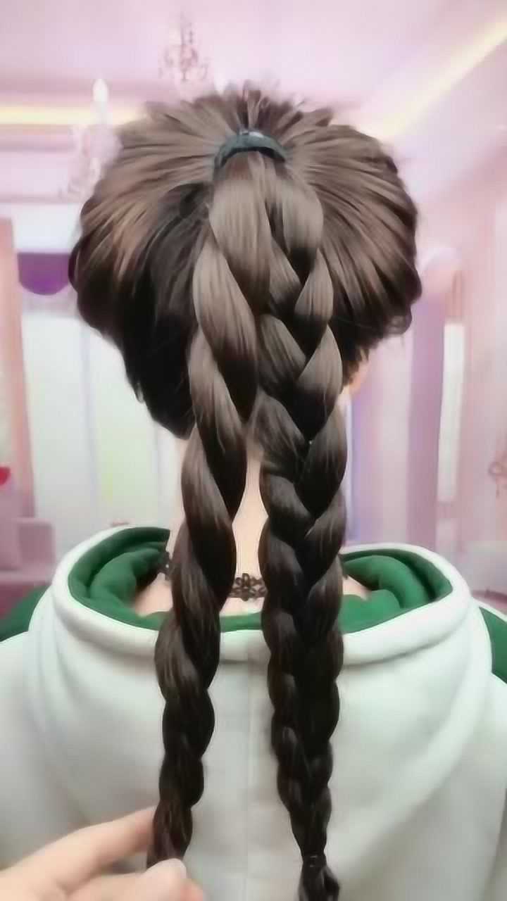 原来麻花辫还能这样编先编好两根麻花辫最后绕在一起就好了