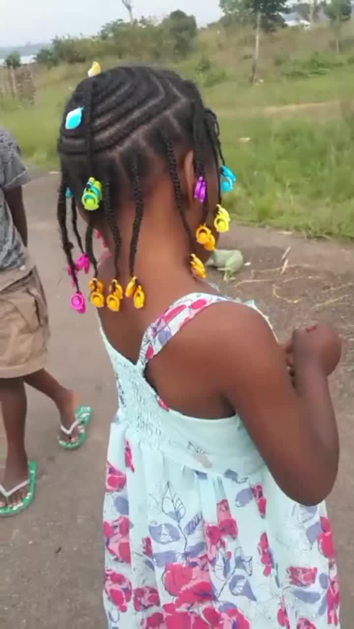 小女孩的小脏辫扎的真漂亮她姐姐刚剃了个小平头