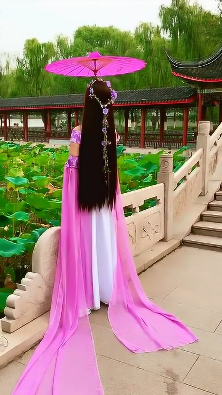 这就叫美人如画吧,古装姑娘背影太美了,网友:真想让她转身!