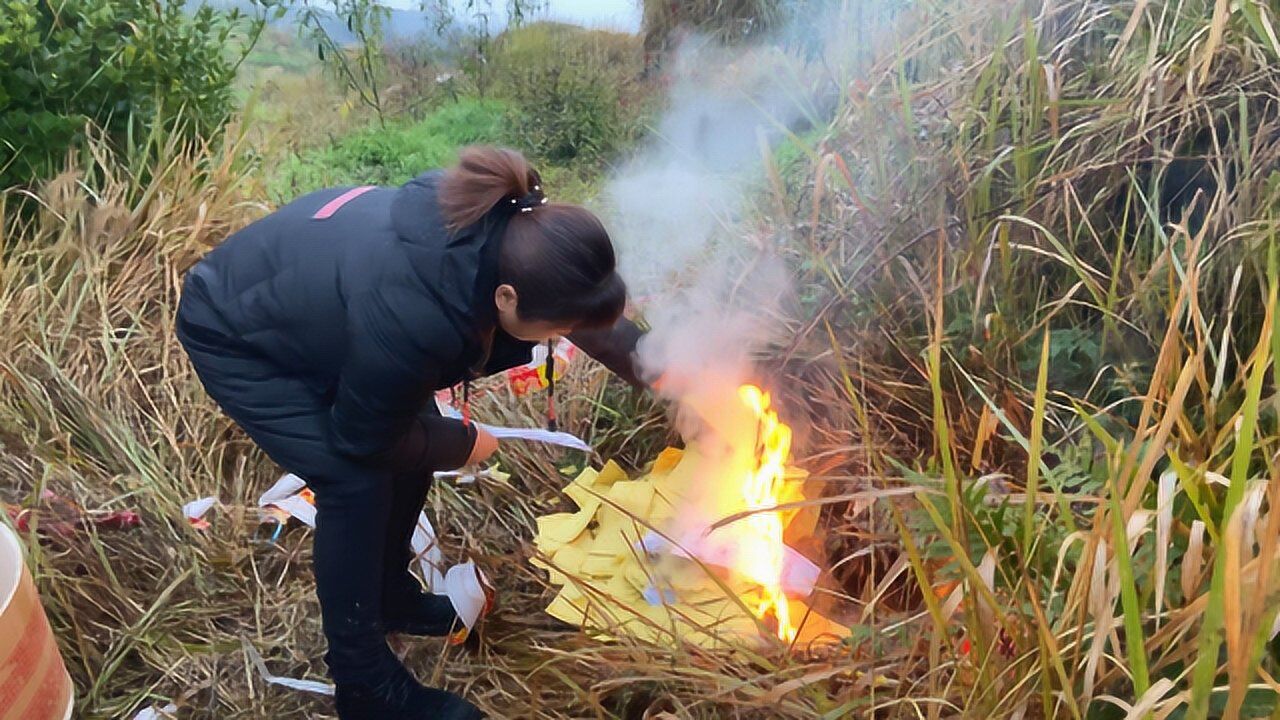 重庆农村过年习俗大年初二嫁出去的女儿回娘家上坟烧纸放鞭炮