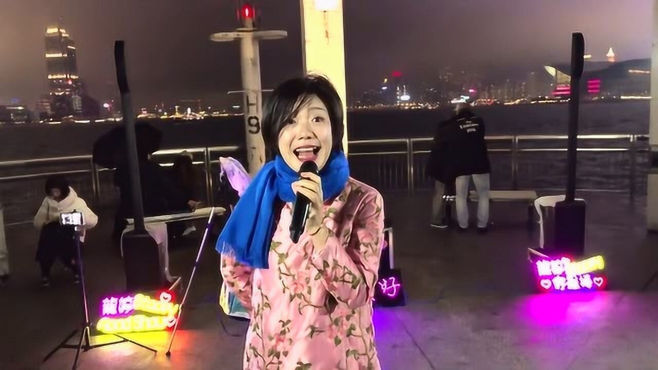 女歌手龙婷演唱一首《新鸳鸯蝴蝶梦》经典好听,众人围观