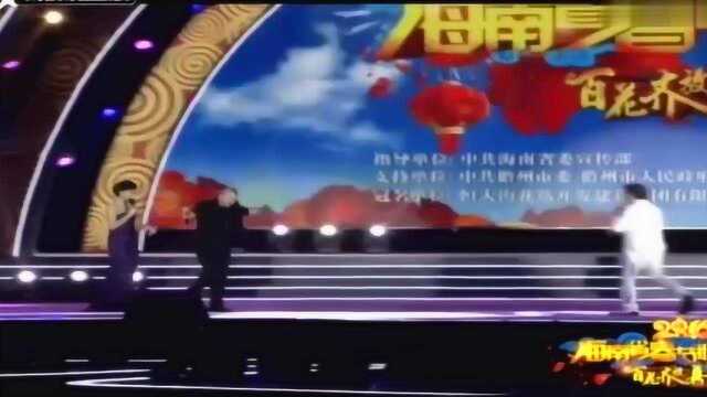 晚会现场冯磊唱完激动和好友拥抱,共同演唱这首歌,真是太熟悉了