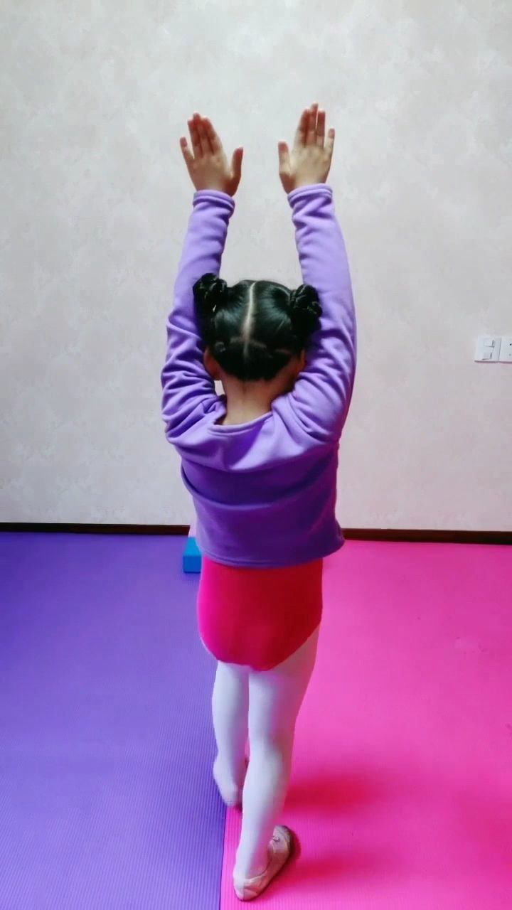 逆天孩子倒立一字马的一瞬间和机器人一样吓人