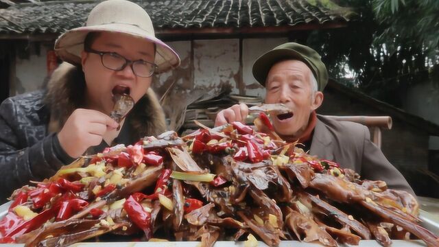 “干锅鸭头”这样做才有味,先卤再炸,一口鸭头一口酒,吃过瘾了