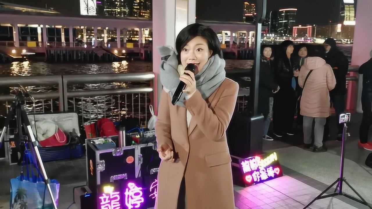 女歌手龙婷演唱《大约在冬季 归来吧》嗓音好听,众人围观