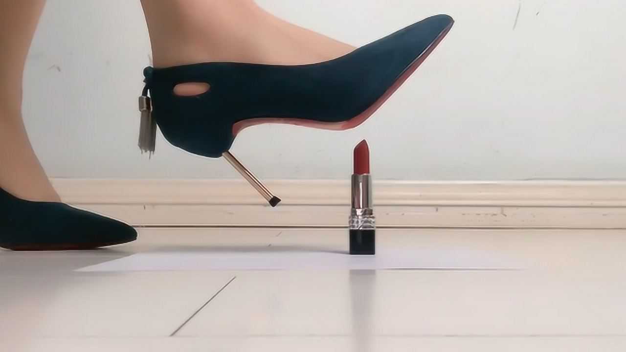 万物皆可踩碾压系列小姐姐这高跟鞋是自带刀片的吧