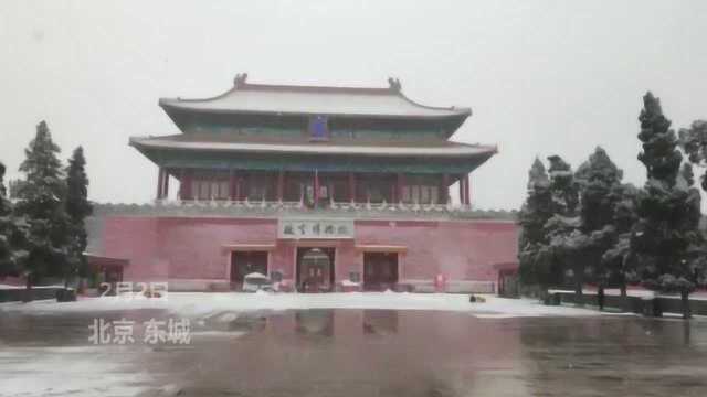 好不惬意!景山之巅一游客品小酒俯瞰故宫雪景