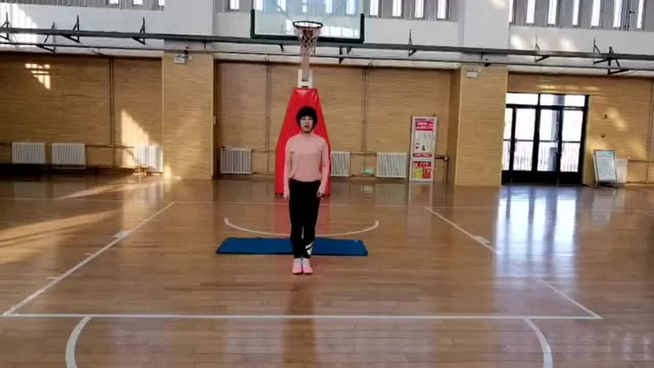 家庭体育锻炼左右小跳