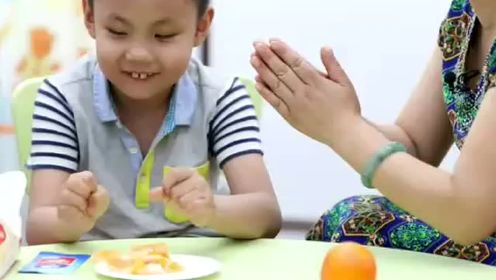 视力残疾儿童家庭康复训练1-吃橘子