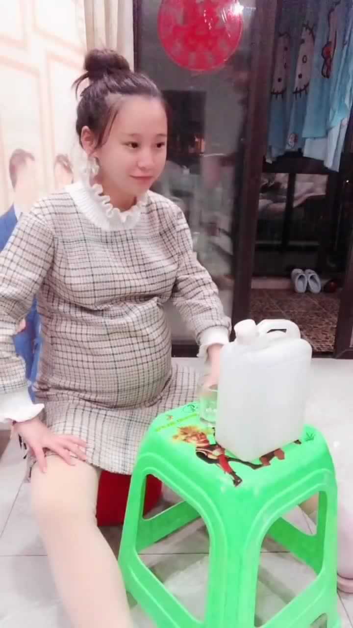 这个孕妇火了挺着大肚子这是在喝酒吗