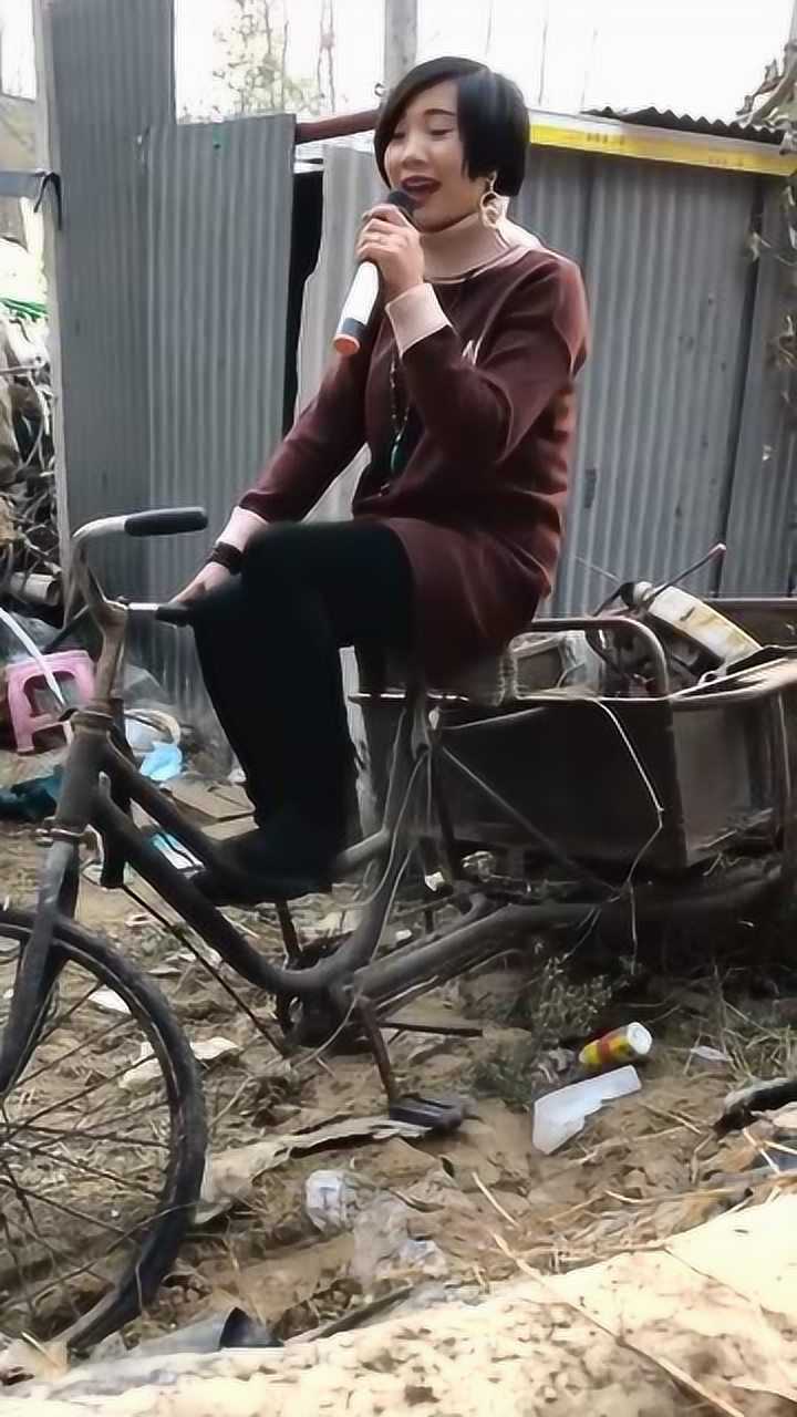 隔壁邻居又出来唱歌了这次是坐在三轮车上看着有点怪怪的