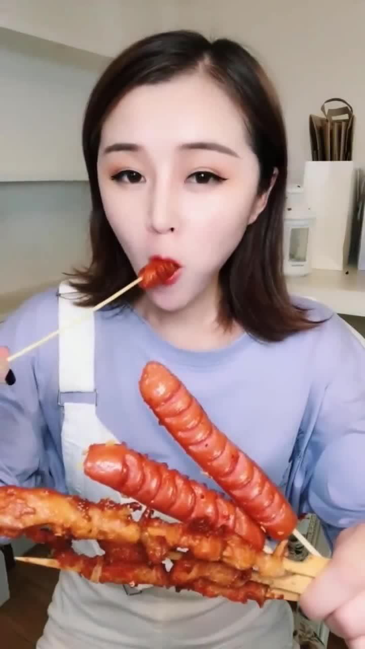 女神直播吃香肠,看着好有食欲啊,有被馋到的举个手