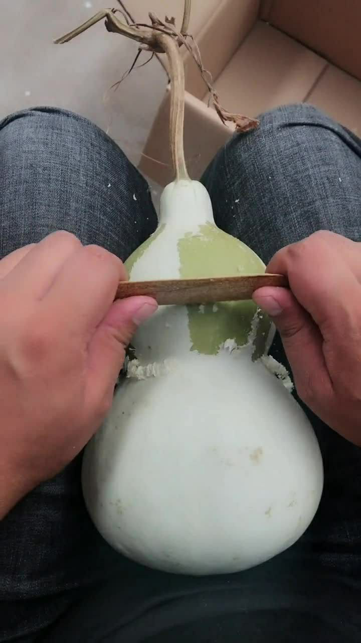 葫芦去皮很简单,用一个竹板就可以了,特别好用