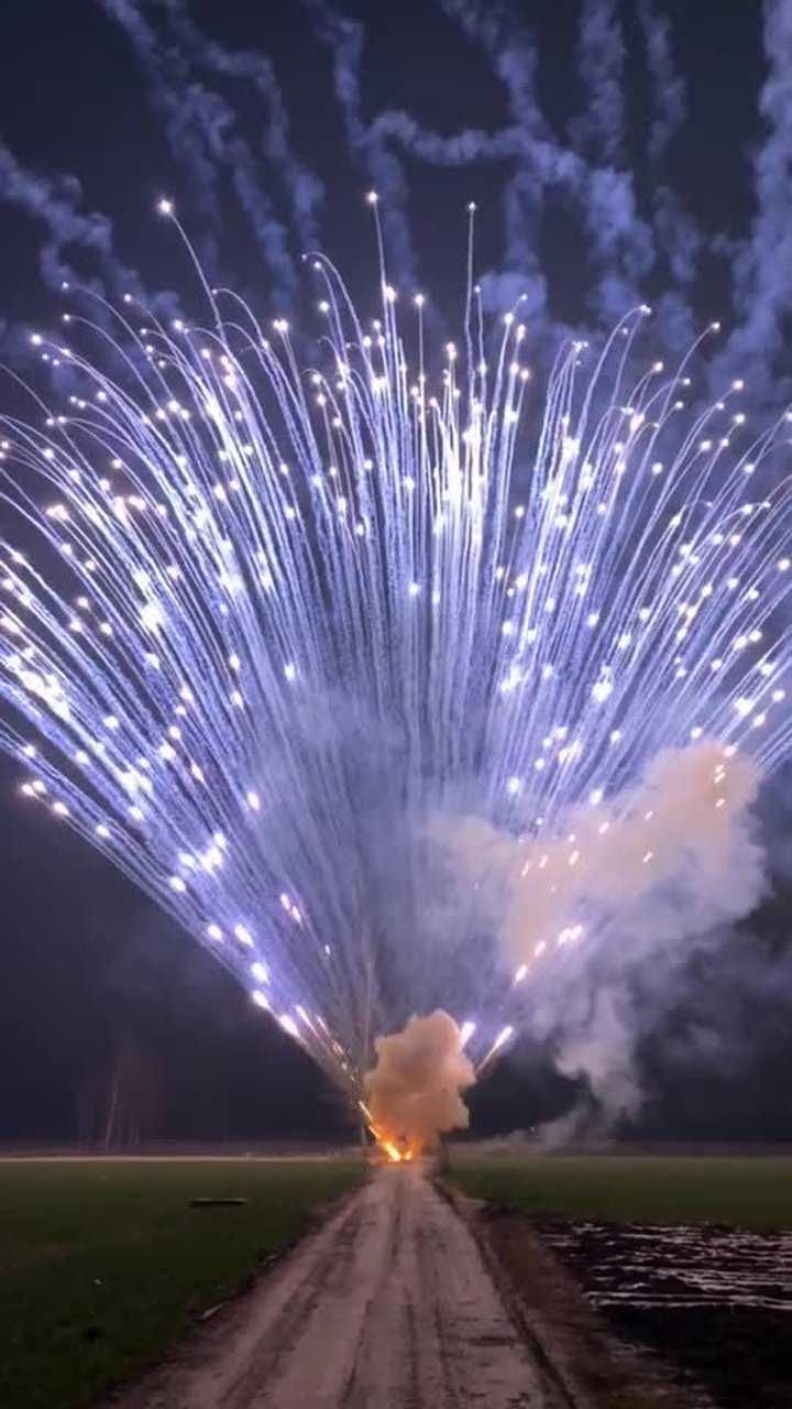 烟花烟花冒蓝光的加特林