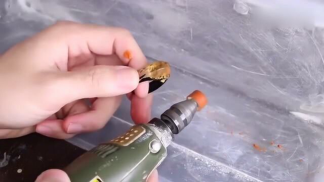 老师傅锯开一段乌木,加入环氧树脂制作成一枚指环,成品太漂亮了!