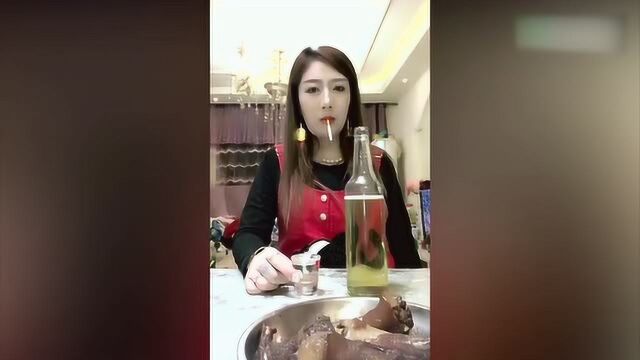 喝啤酒还能喝出这么多花样,一看就是位社会姐!