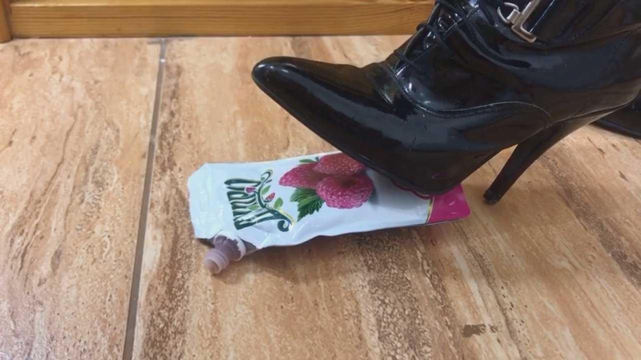 高跟鞋踩东西,对不起我想歪了!