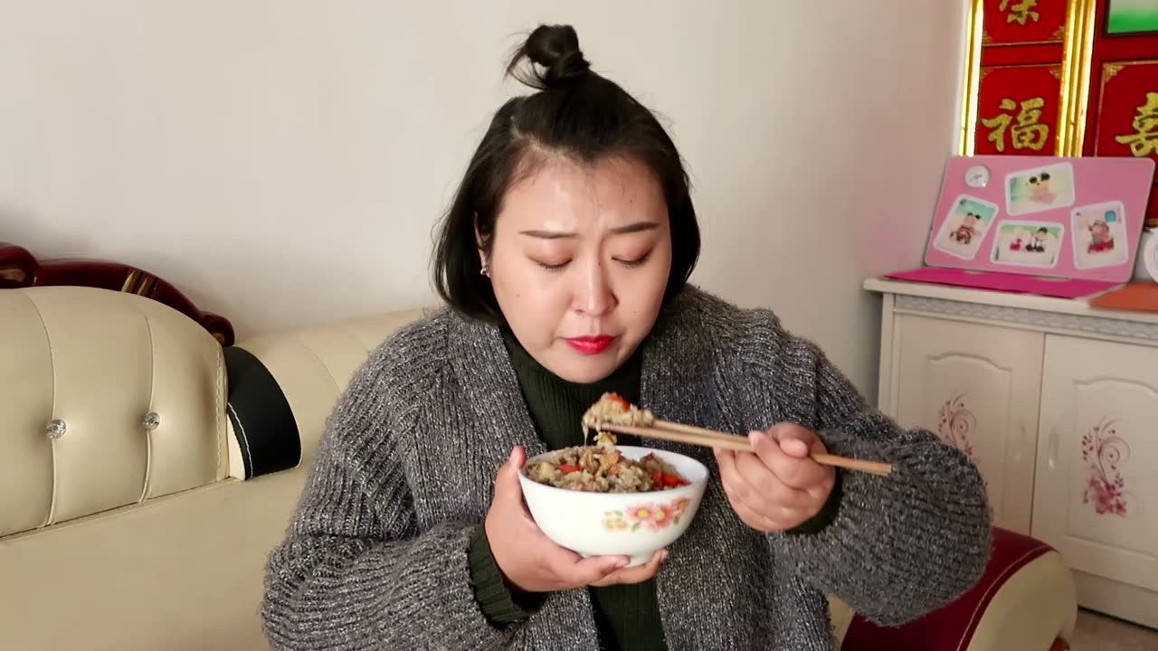 没有羊肉鸡腿来凑在河南农村做一锅新疆抓饭真解馋