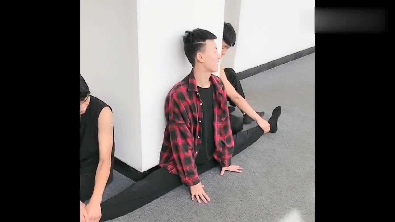 舞蹈生日常撕腿看见小哥哥痛彻心扉的表情真让人心疼