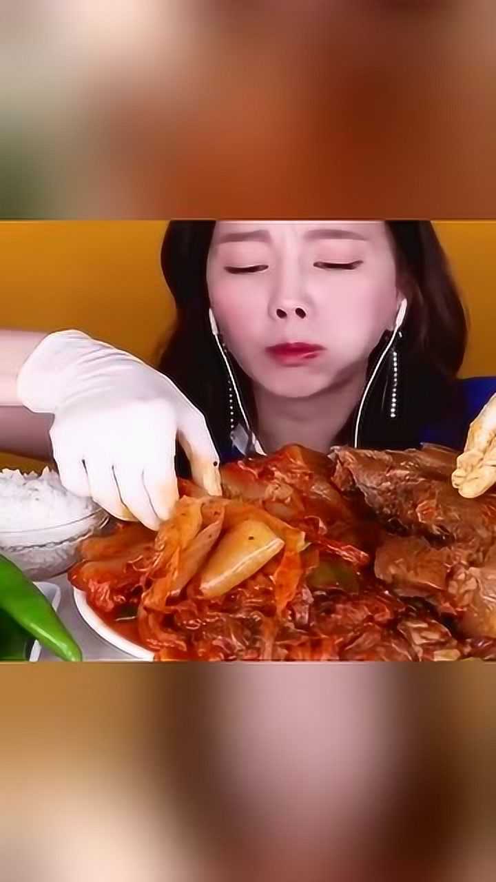 韩国吃播素英小姐姐吃五花肉配上辣白菜这么搭配真的好吃吗
