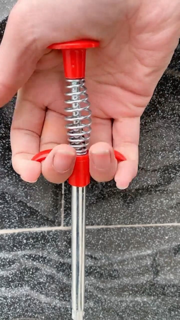 有了这个弹簧抓取器东西掉在地下道里也能轻松搞定