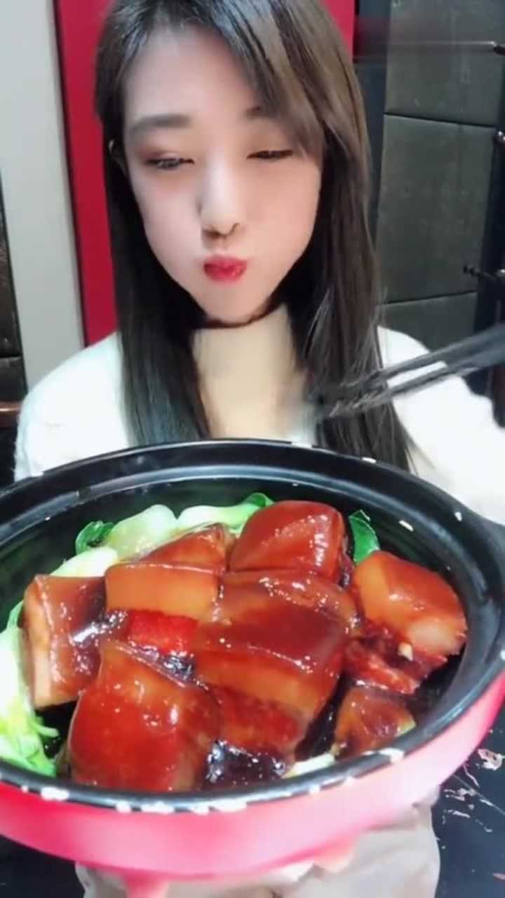 吃播小姐姐吃红烧肉,一口一块太过瘾,看得我直咽口水!