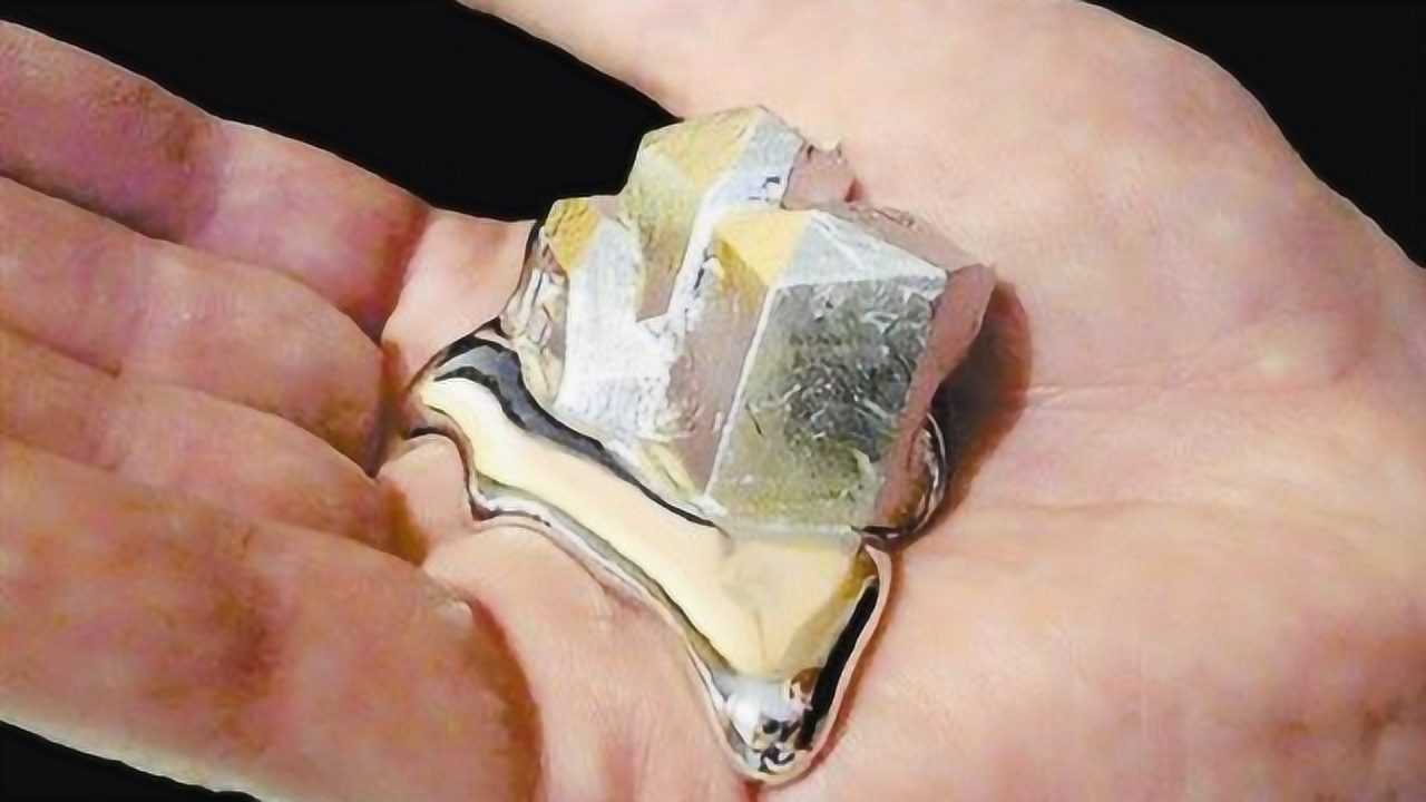 金属镓的破坏性有多强?将镓滴在保温瓶上,几分钟后不淡定了