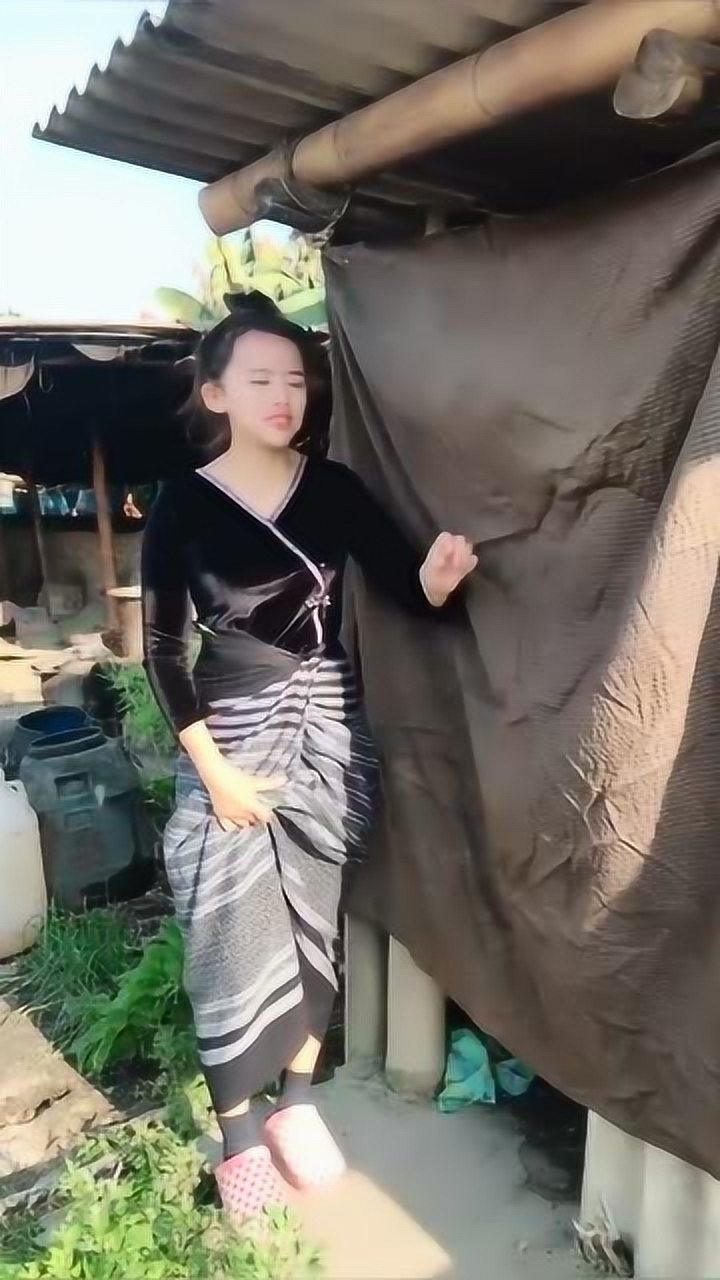 缅甸农村美女介绍她家的厕所网友这种厕所不敢上