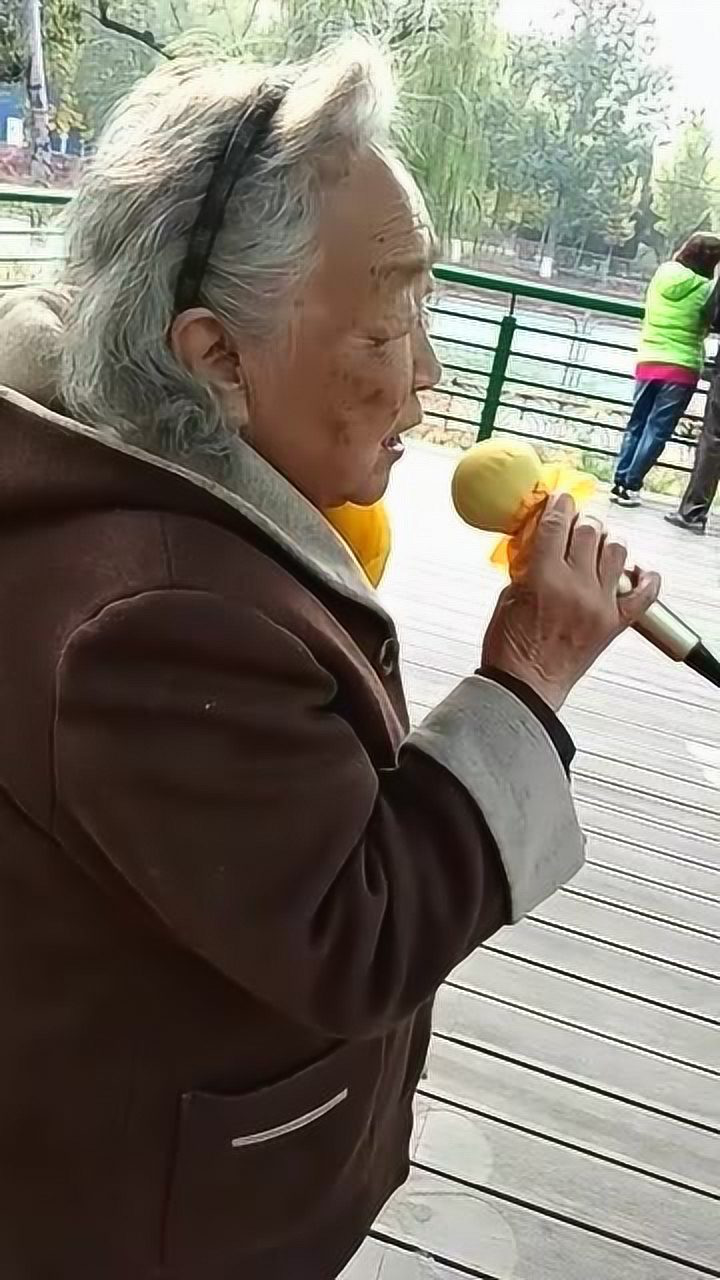 百岁老奶奶唱歌真好听,百听不厌