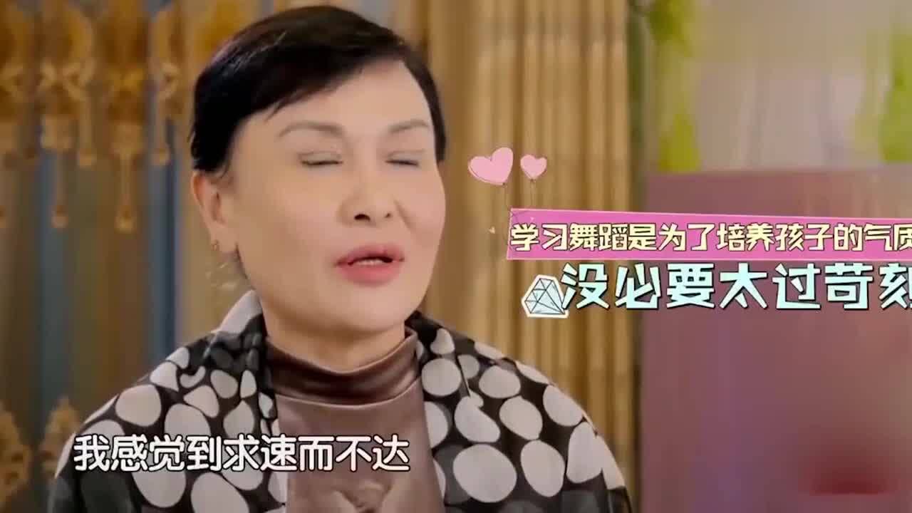 女孩劈叉痛哭视频：女儿被妈妈按在墙边劈叉，痛得号啕大哭_高清