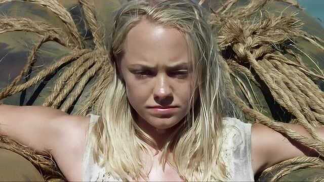 鲨鱼帝国:美女被成群的鲨鱼包围,竟然一点事都没有,这点我服了