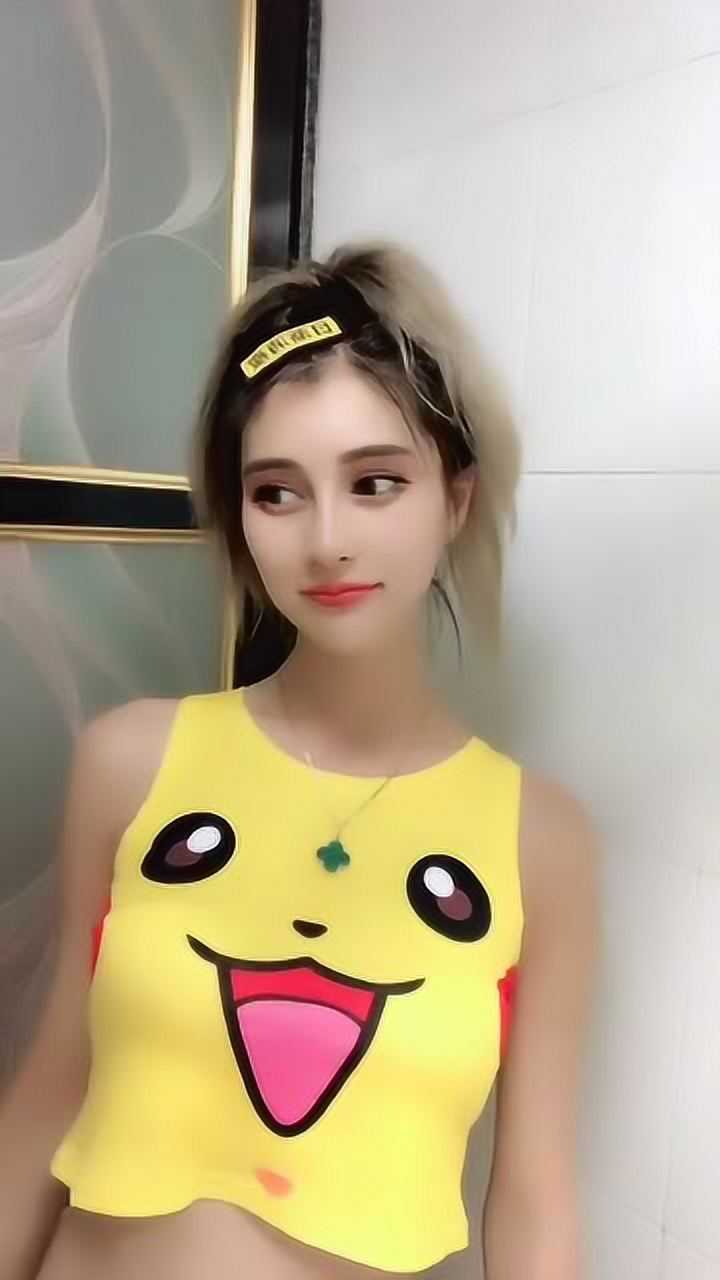 最近这位美女火了穿上皮卡丘的衣服呆萌又性感