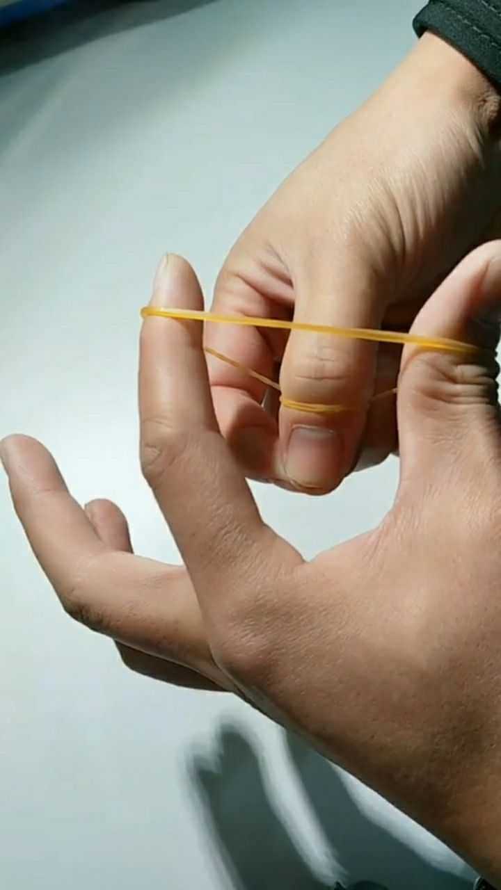 皮筋穿透手指揭秘其实很简单的